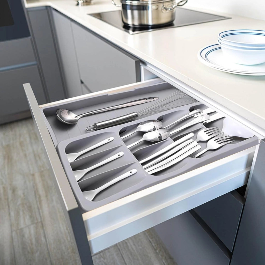 Contenitore per posate espandibile, regolabile, con una larghezza compresa tra 17 e 26,4 cm, di colore grigio, realizzato in plastica