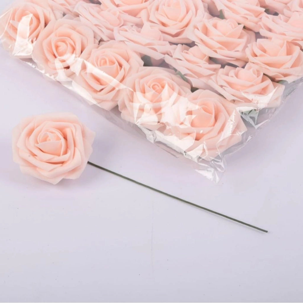 25 rose artificiali, color champagne, realizzate in schiuma PE, complete di steli