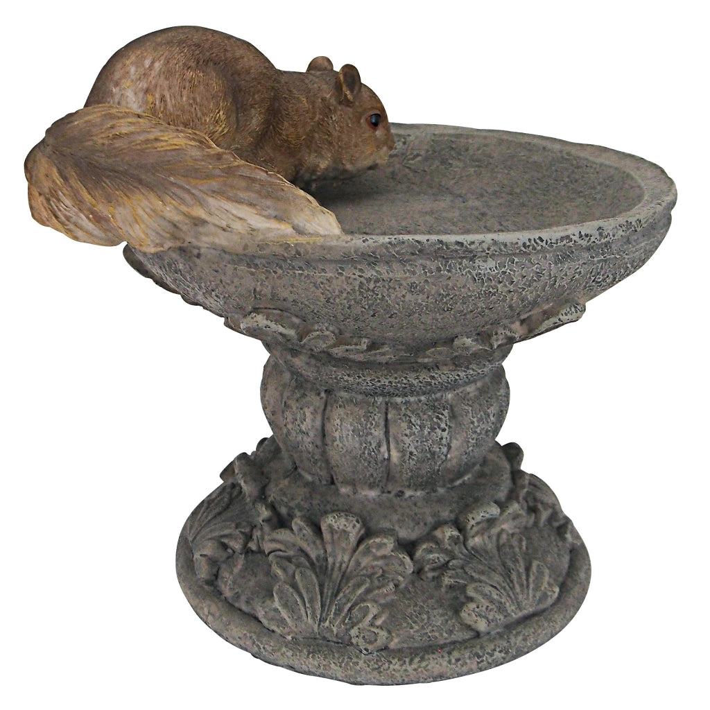 Figura decorativa a forma di scoiattolo, su base, realizzata in resina, dimensioni 18x19x19 cm