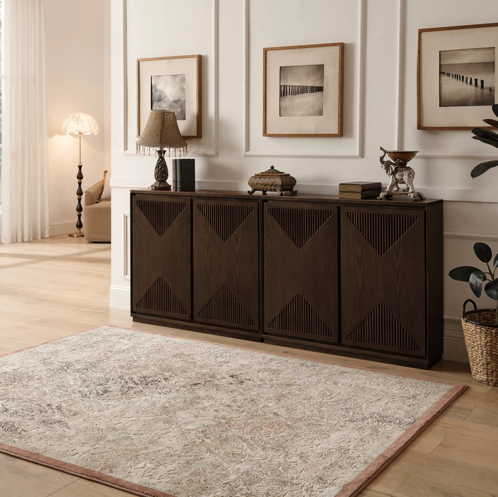 Credenza marrone con ante scanalate a V e vani per i cavi