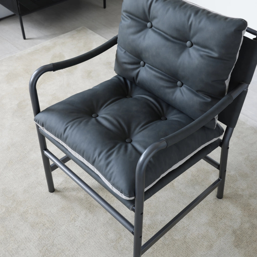 Poltrona in similpelle nera con struttura in metallo