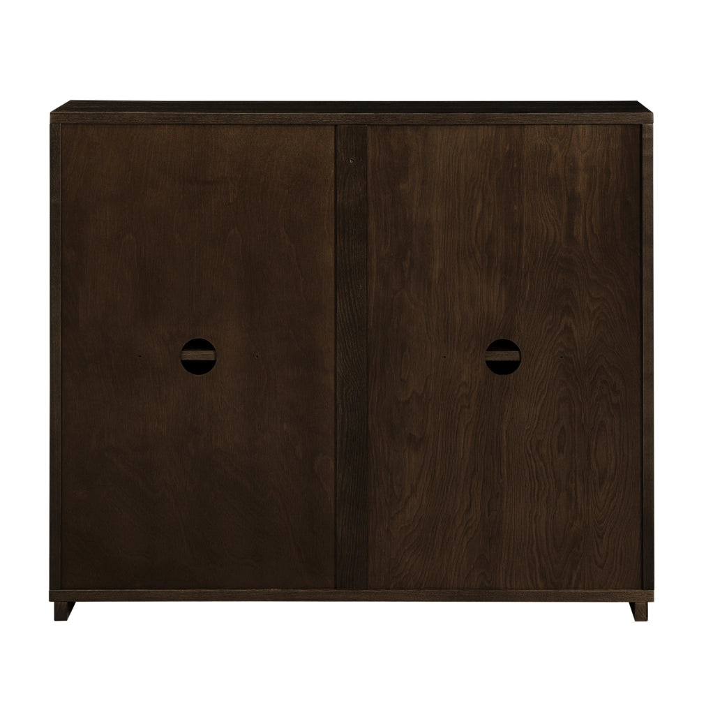 Credenza marrone con ante scanalate a V e vani per i cavi