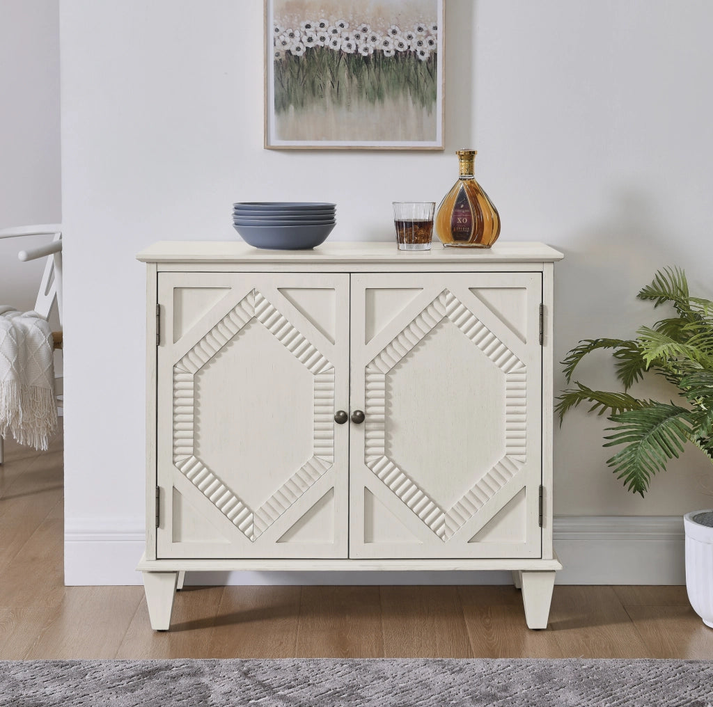Credenza bianco antico con ripiano regolabile e dettagli geometrici