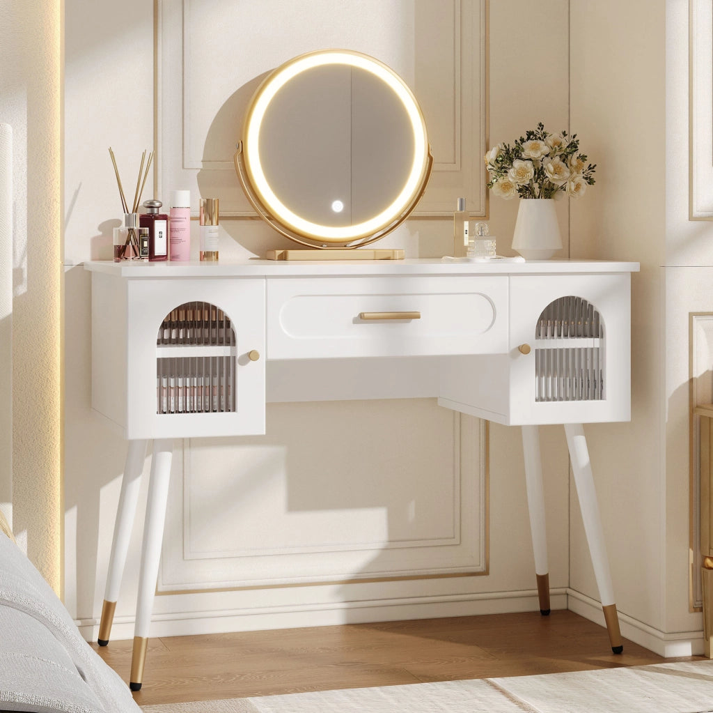Toeletta bianca e dorata con specchio illuminato e contenitori