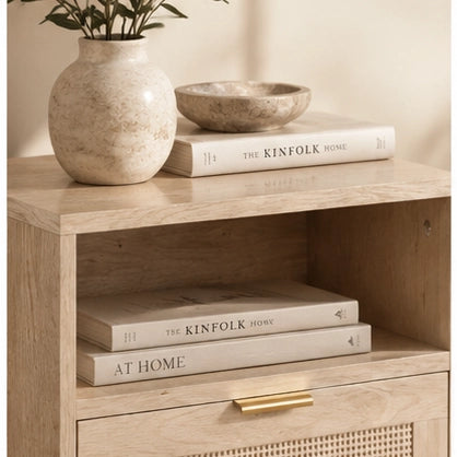 Comodino in MDF con struttura in legno massello e cassetto in rattan naturale, 45x40x55 cm, stile bohémien con maniglia dorata