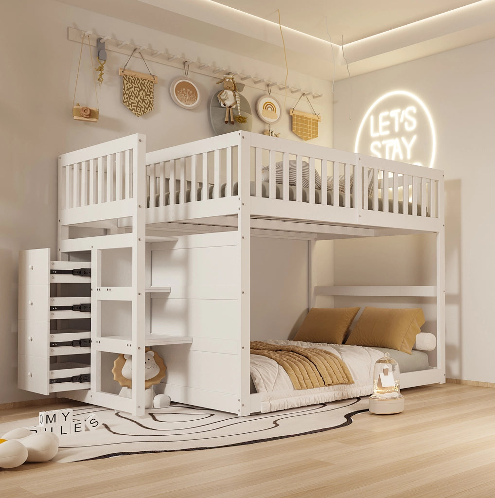 Letto a castello basso 140x200 cm in legno bianco con scaletta sicura e spazio contenitore