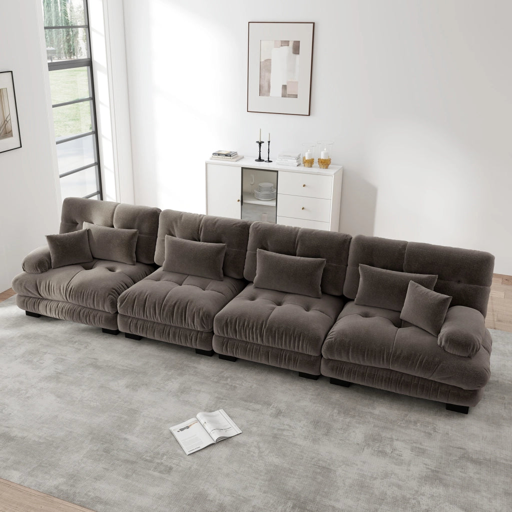 Divano modulare ULEVR in chenille marrone con seduta profonda, cuscini decorativi e lombari
