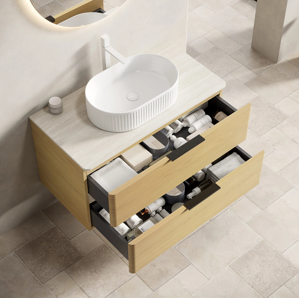 Mobile bagno sospeso 90 cm con lavabo ovale bianco, piano in travertino sintetico e mobile in compensato con 2 cassetti effetto quercia Corolla