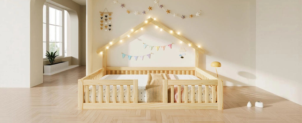 Letto per bambini a forma di casetta 140x200 cm in legno naturale con protezione anti-caduta e illuminazione LED