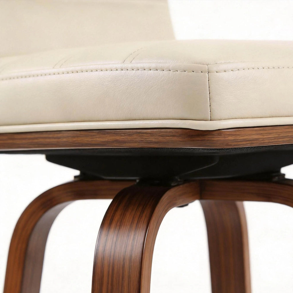 Sgabello da bar color crema con rivestimento in similpelle e gambe in faggio