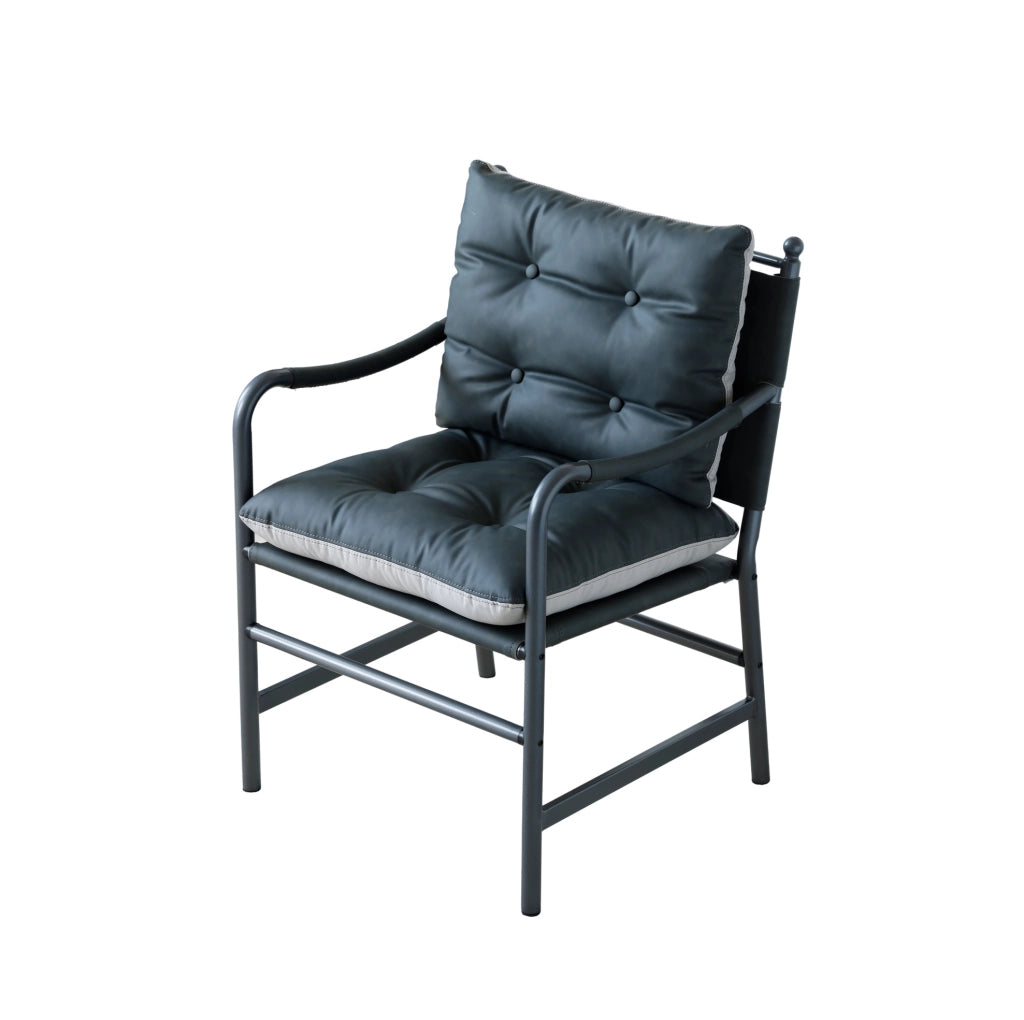 Poltrona in similpelle nera con struttura in metallo
