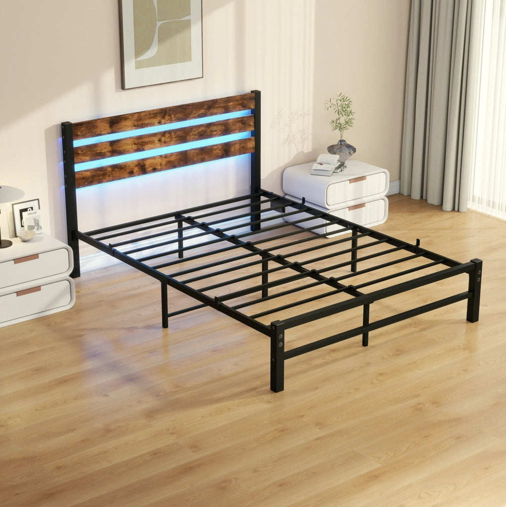 Struttura letto matrimoniale 140x200 cm in metallo con testiera in legno, LED RGB con controllo app, supporto robusto e spazio sottostante per guardaroba