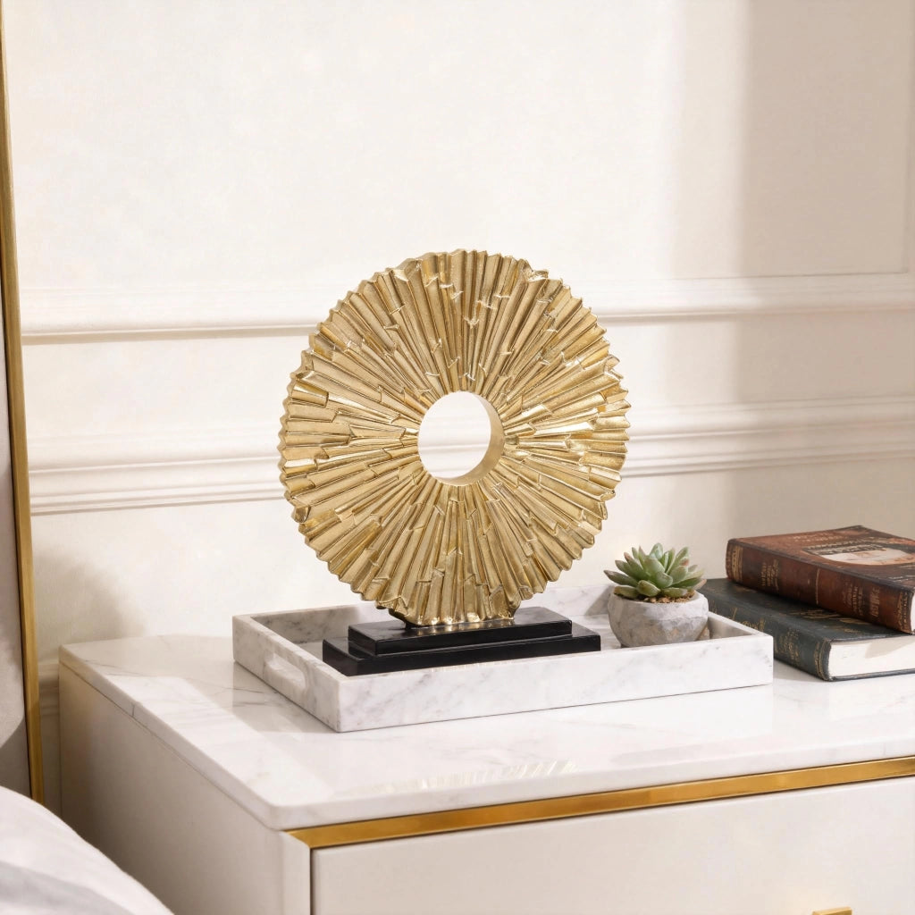 Scultura astratta dorata, design dalle linee curve, dimensioni 20,6 x 5,6 x 23,6 cm