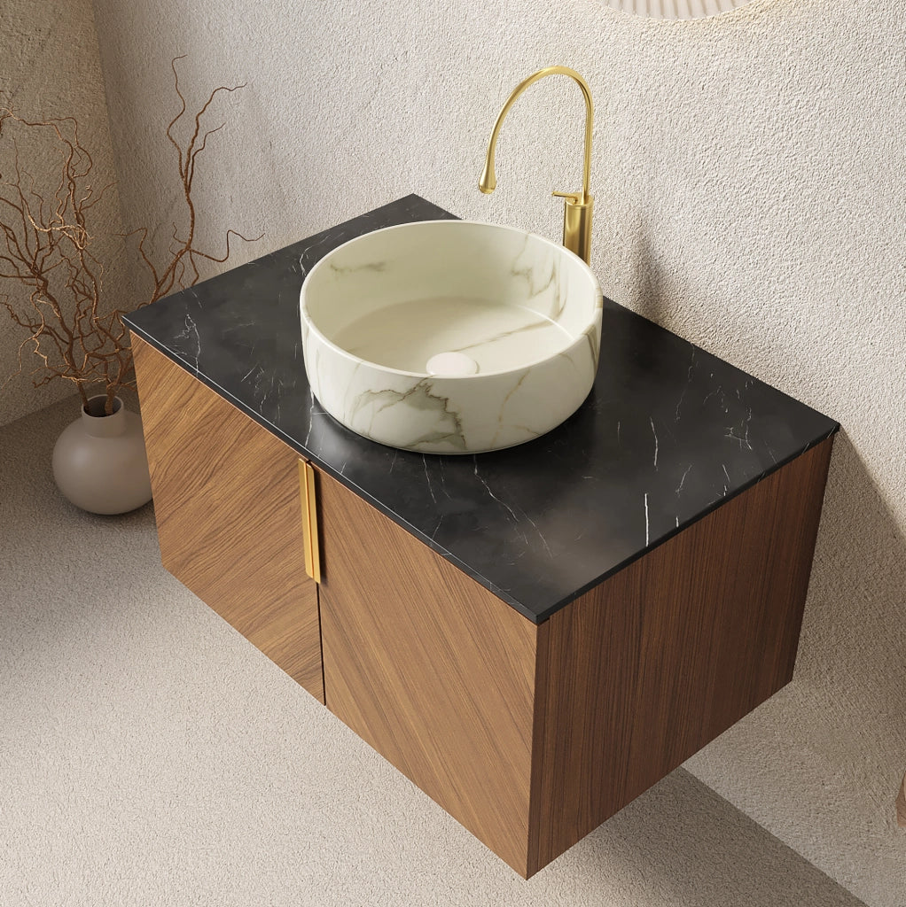 Mobile bagno sospeso 76 cm con lavabo in ceramica rotondo bianco effetto pietra e piano in pietra sinterizzata nera, armadietto in compensato con finitura rovere marrone