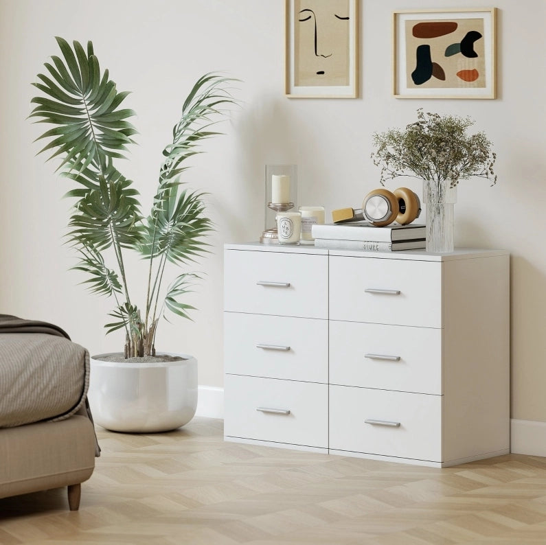 Comodino bianco 40x35x60 cm con 3 cassetti e maniglie argentate in MDF