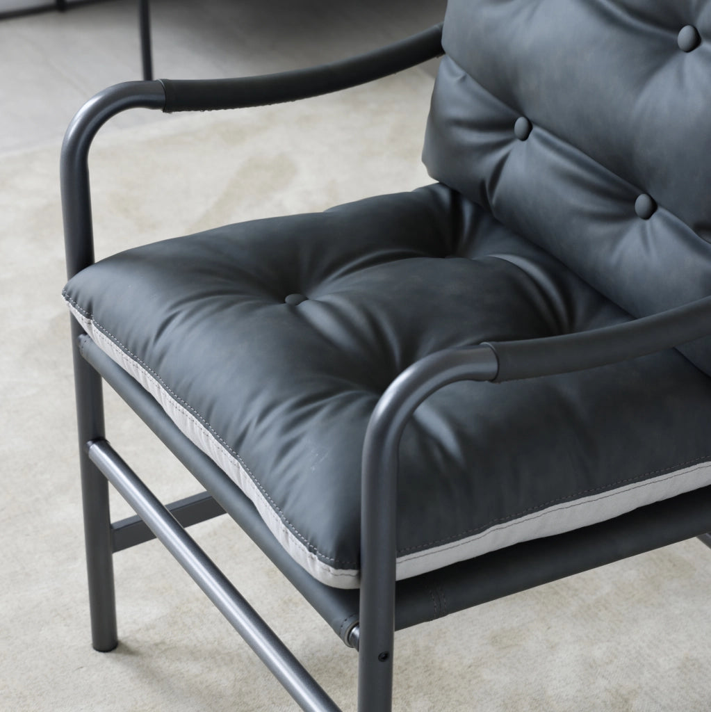 Poltrona in similpelle nera con struttura in metallo