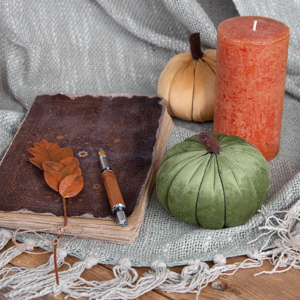 3 zucche decorative in tessuto, ideali per l'autunno, nei colori arancione, giallo e verde, dimensioni 10x9 cm