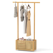 Stand appendiabiti in bambù naturale con cesto in rattan PE 60L e 4 ruote carrello guardaroba salvaspazio robusto per casa