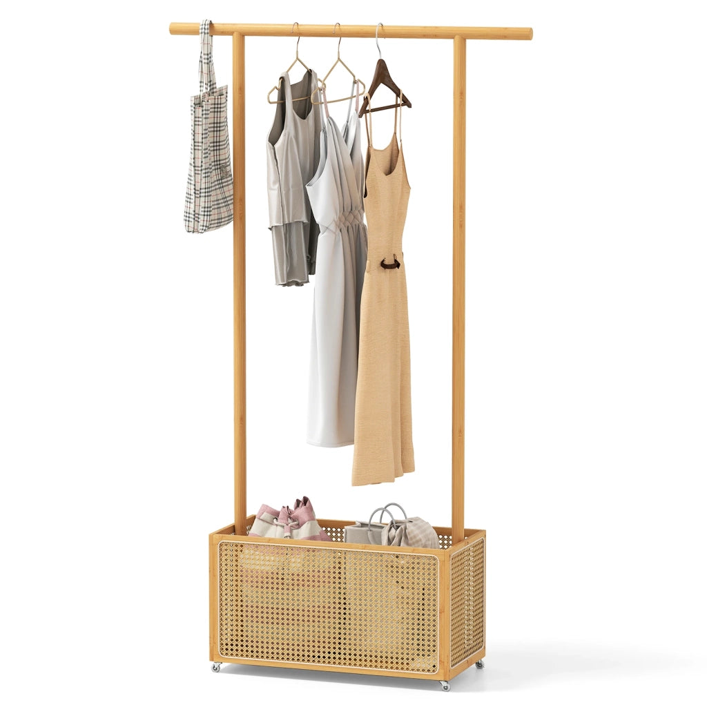 Stand appendiabiti in bambù naturale con cesto in rattan PE 60L e 4 ruote carrello guardaroba salvaspazio robusto per casa