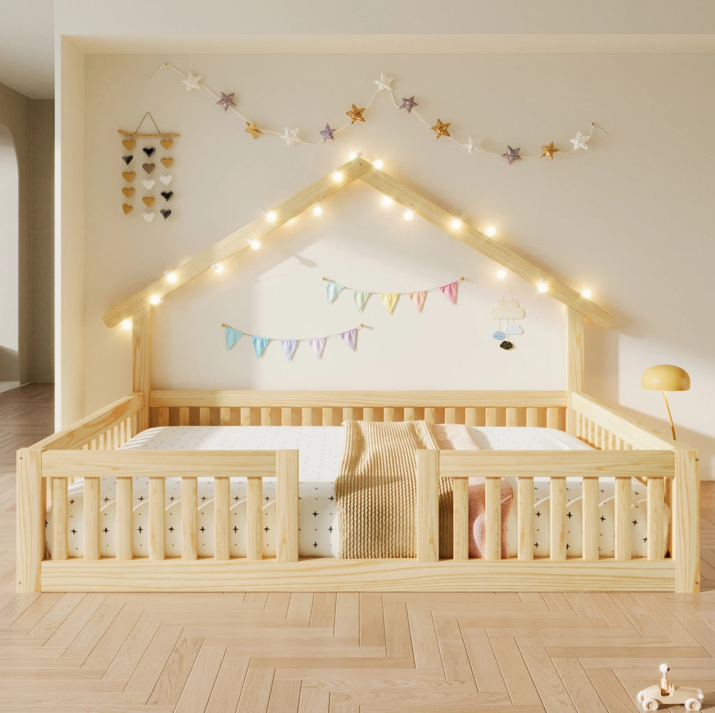 Letto per bambini a forma di casetta 140x200 cm in legno naturale con protezione anti-caduta e illuminazione LED
