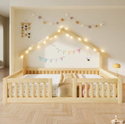 Letto per bambini a forma di casetta 140x200 cm in legno naturale con protezione anti-caduta e illuminazione LED
