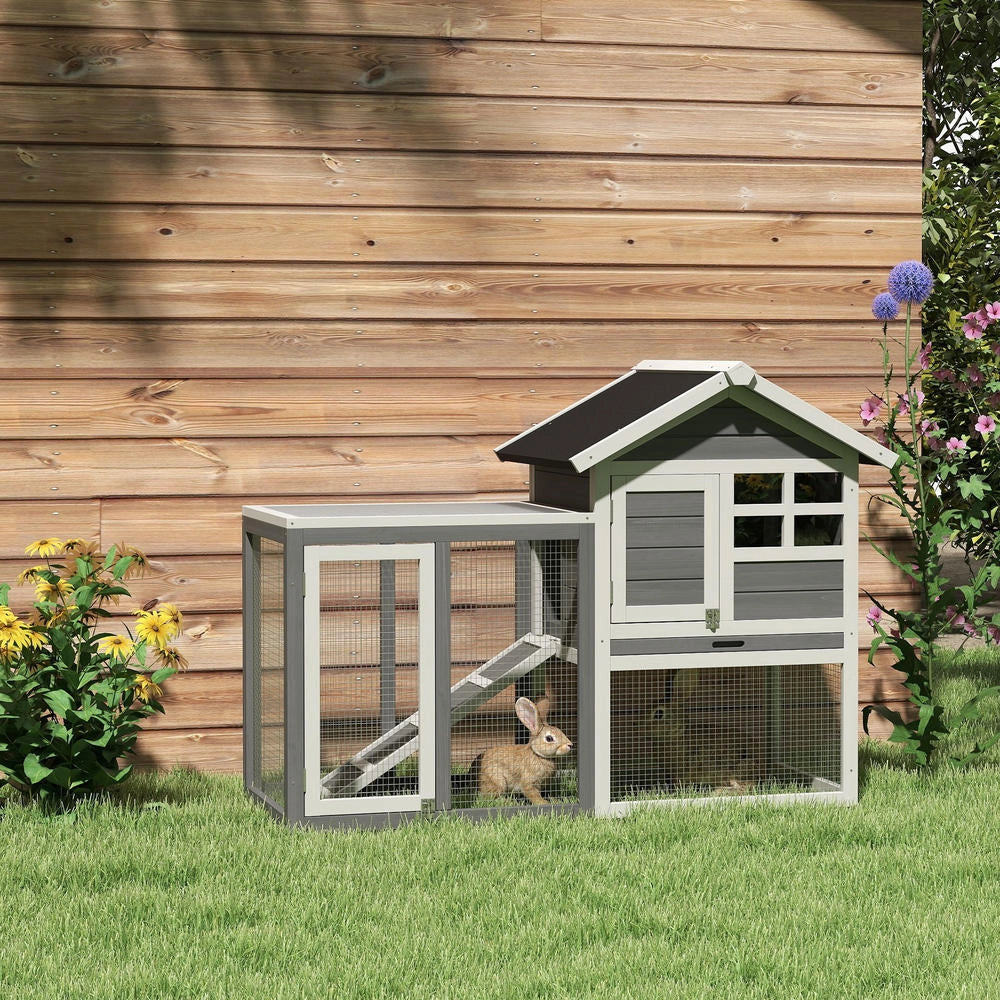 Conigliera da Esterno a 2 Piani in Legno con Rampa, Vassoio Estraibile e Tetto in Bitume 123,5x62,6x92,5 cm Grigio e Bianco