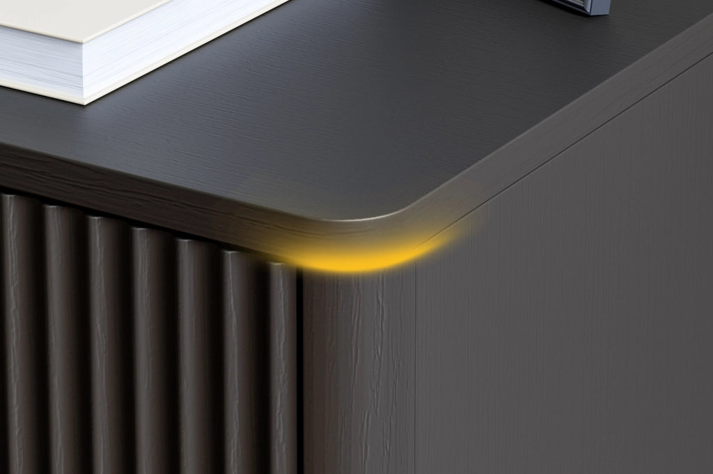 Comodino IVMEU 58x38x64 cm con 3 cassetti e guide ammortizzate, MDF nero e maniglie color oro per camera da letto