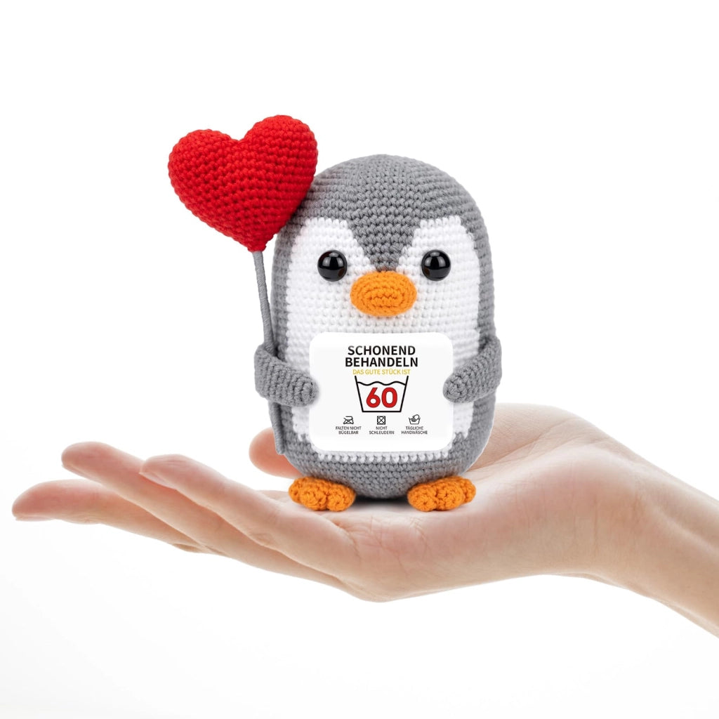 Pinguino portafortuna all'uncinetto, con moneta e astuccio