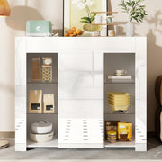 Credenza moderna 95x35x83 cm con ripiani in vetro e anta; struttura in truciolare bianco