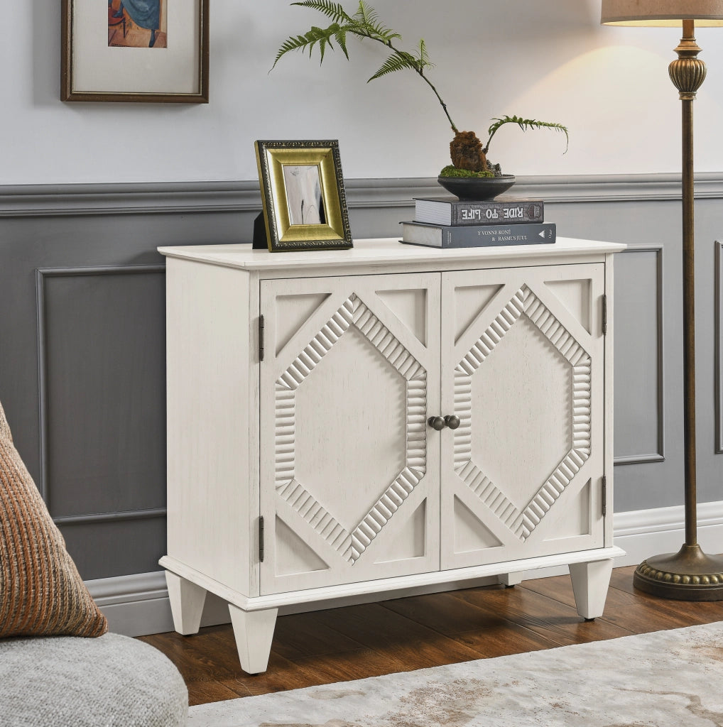 Credenza bianco antico con ripiano regolabile e dettagli geometrici