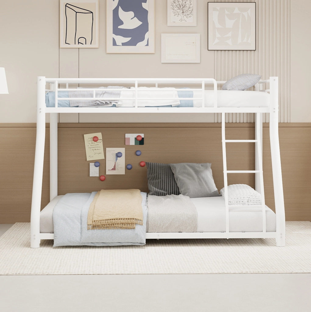 Letto a castello in metallo robusto con rete superiore 90x140 cm e rete inferiore 140x190 cm, design salvaspazio con scaletta e sponde di protezione, stile moderno