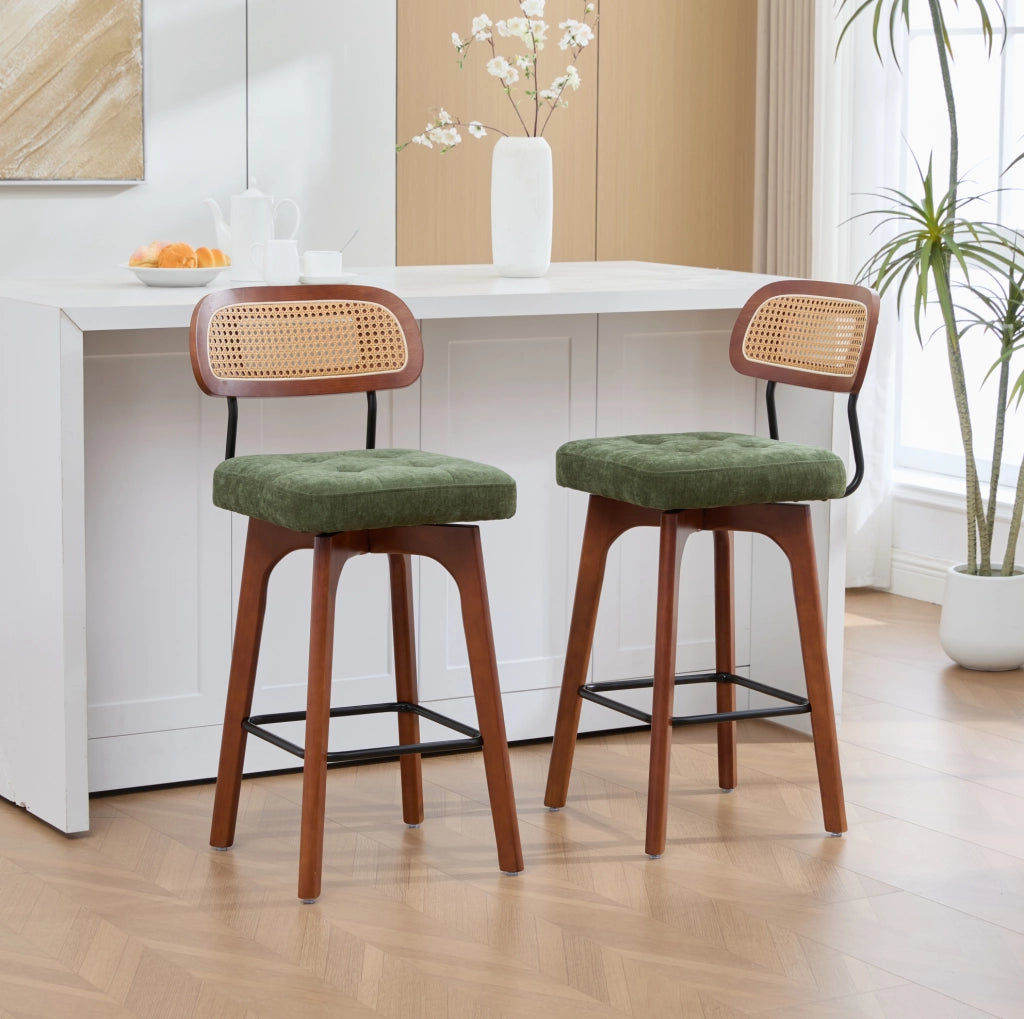 Set di 2 sgabelli da bar girevoli verdi con schienale in rattan
