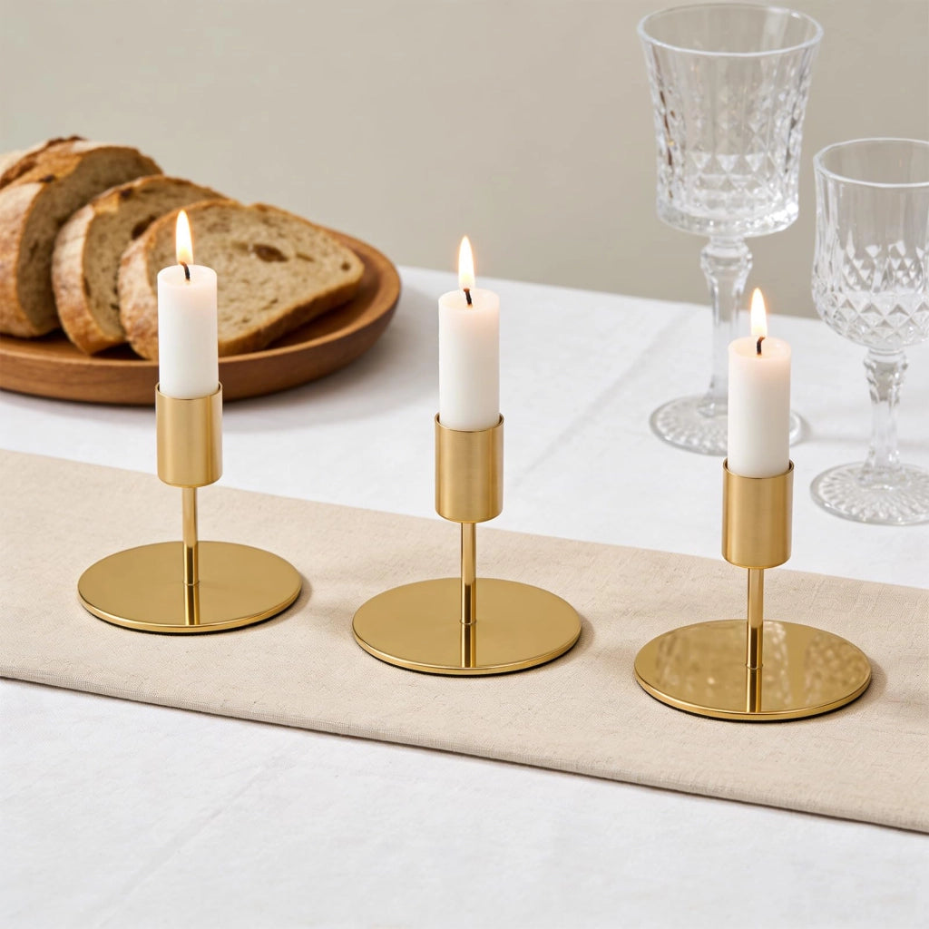 Set di 8 portacandele dorati in metallo, altezza 9,5 cm, per candele cilindriche di diametro 2,2 cm