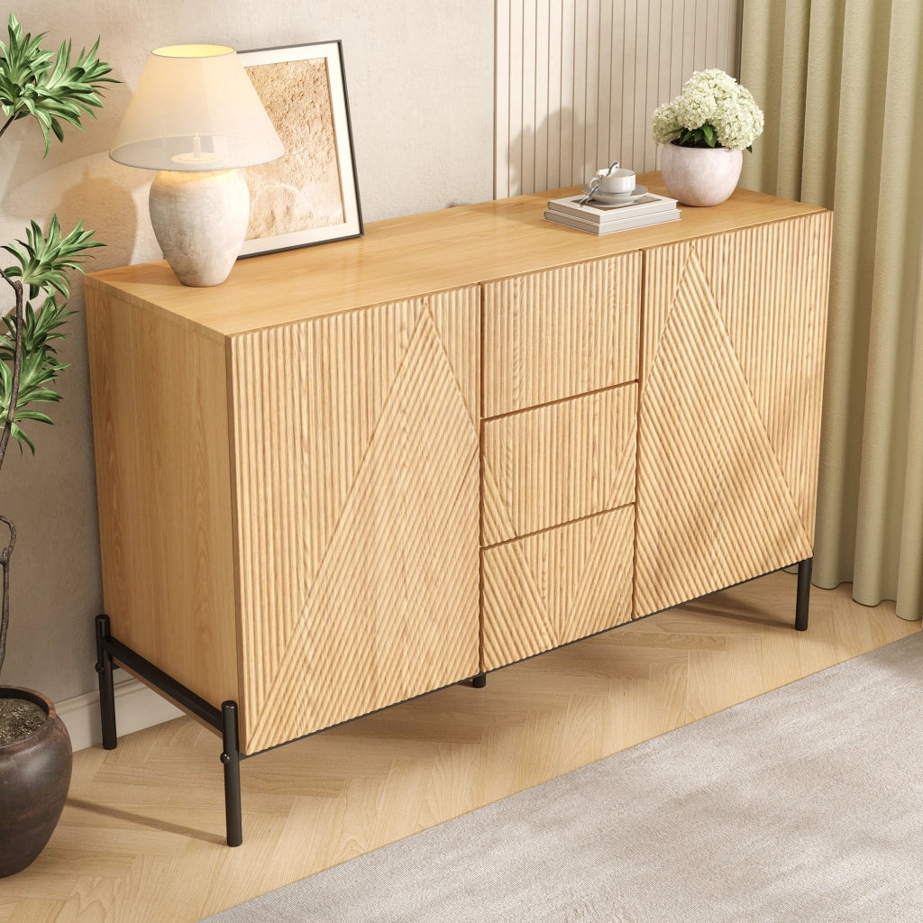 Credenza 115,5 × 40 × 76 cm con due ante geometriche e cassetto centrale in MDF naturale con gambe in ferro nero