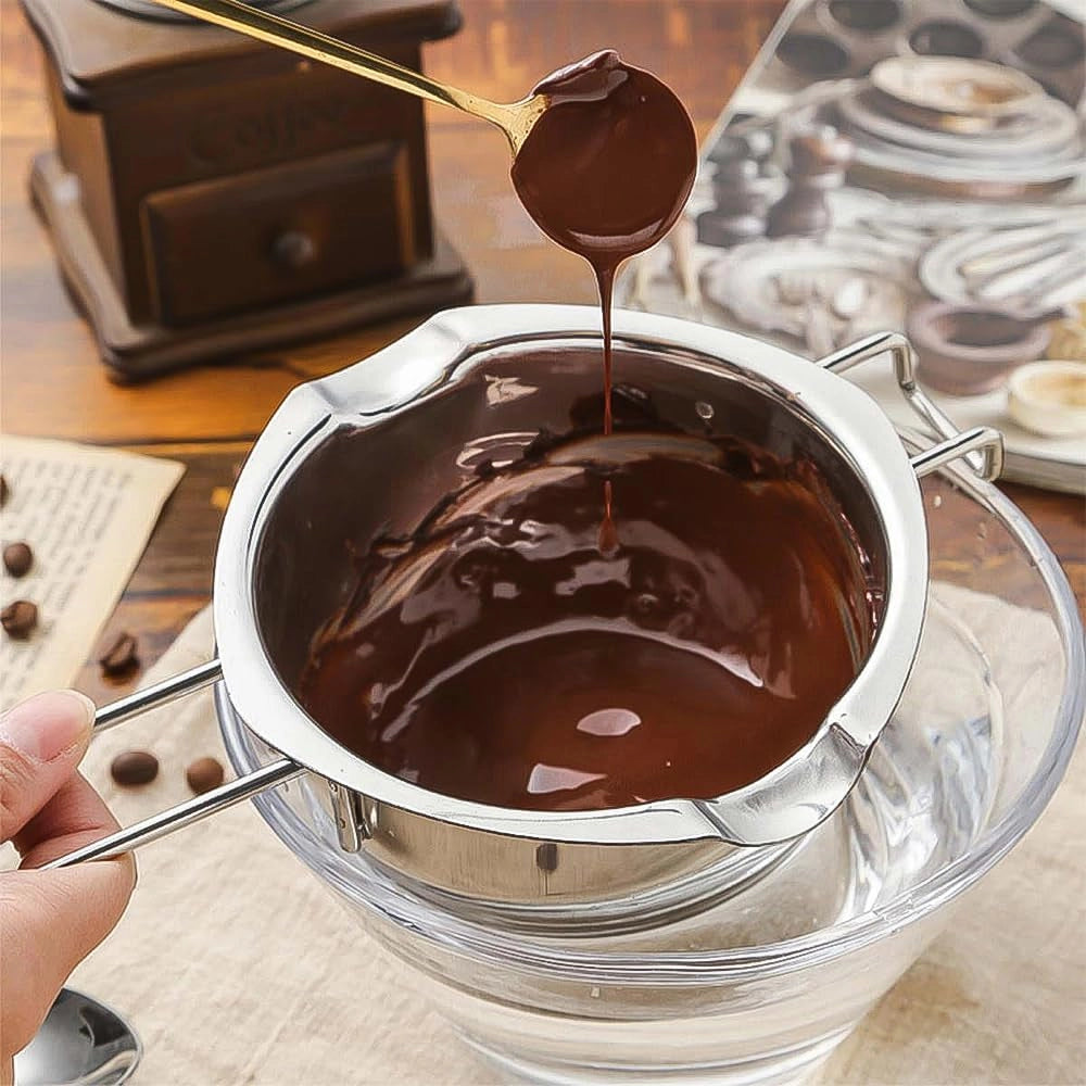 Due vaschette in acciaio inossidabile, da 480 ml e 600 ml, complete di raschietto e coperchi