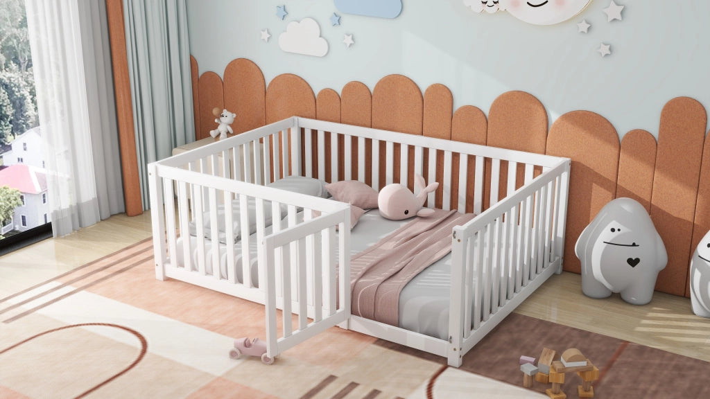 Letto per bambini a pavimento 140 × 200 cm con recinto e porta in legno bianco senza rete a doghe