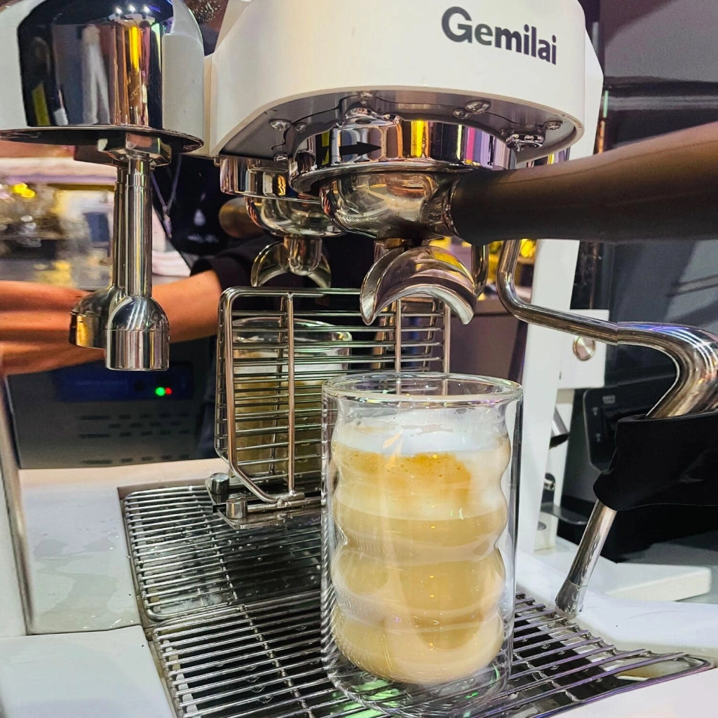 Set di 2 bicchieri doppi isolati per Latte Macchiato, capacità 400 ml ciascuno, con cucchiaini