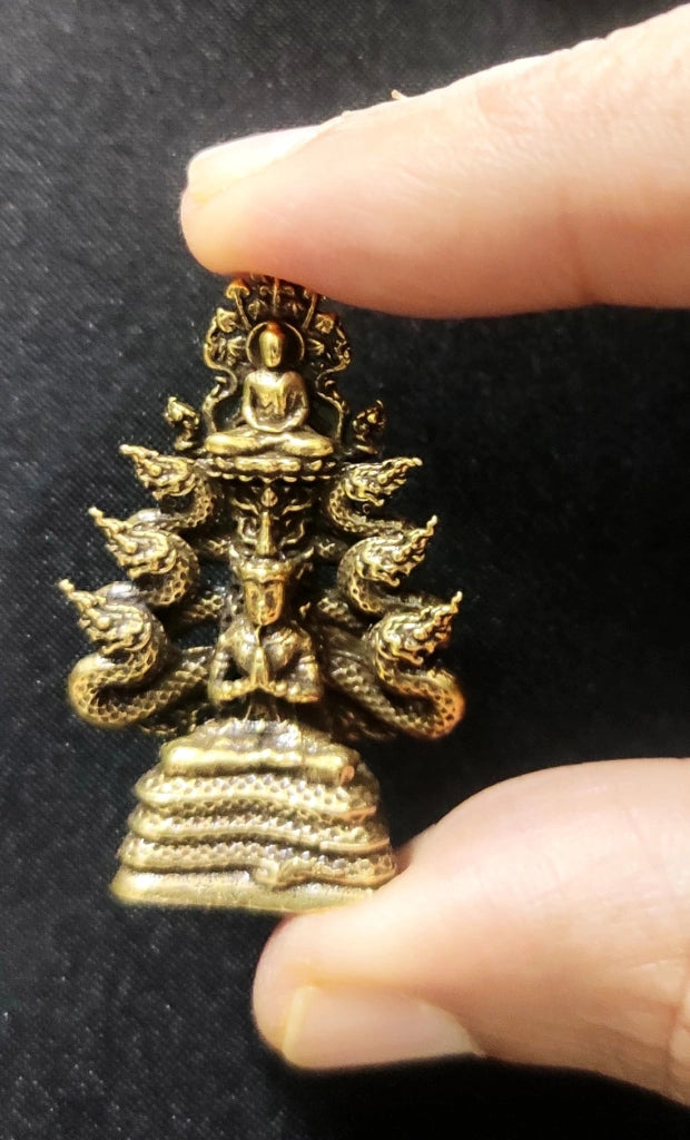 Piccola statuetta in ottone raffigurante un drago e un Buddha, dimensioni 1,2x2,5x3,7 cm, color oro