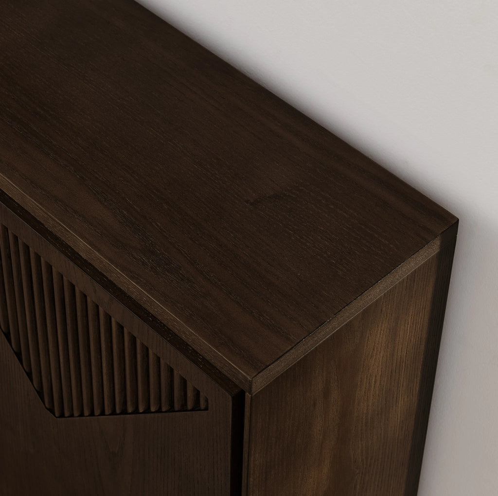 Credenza marrone con ante scanalate a V in legno massello e MDF