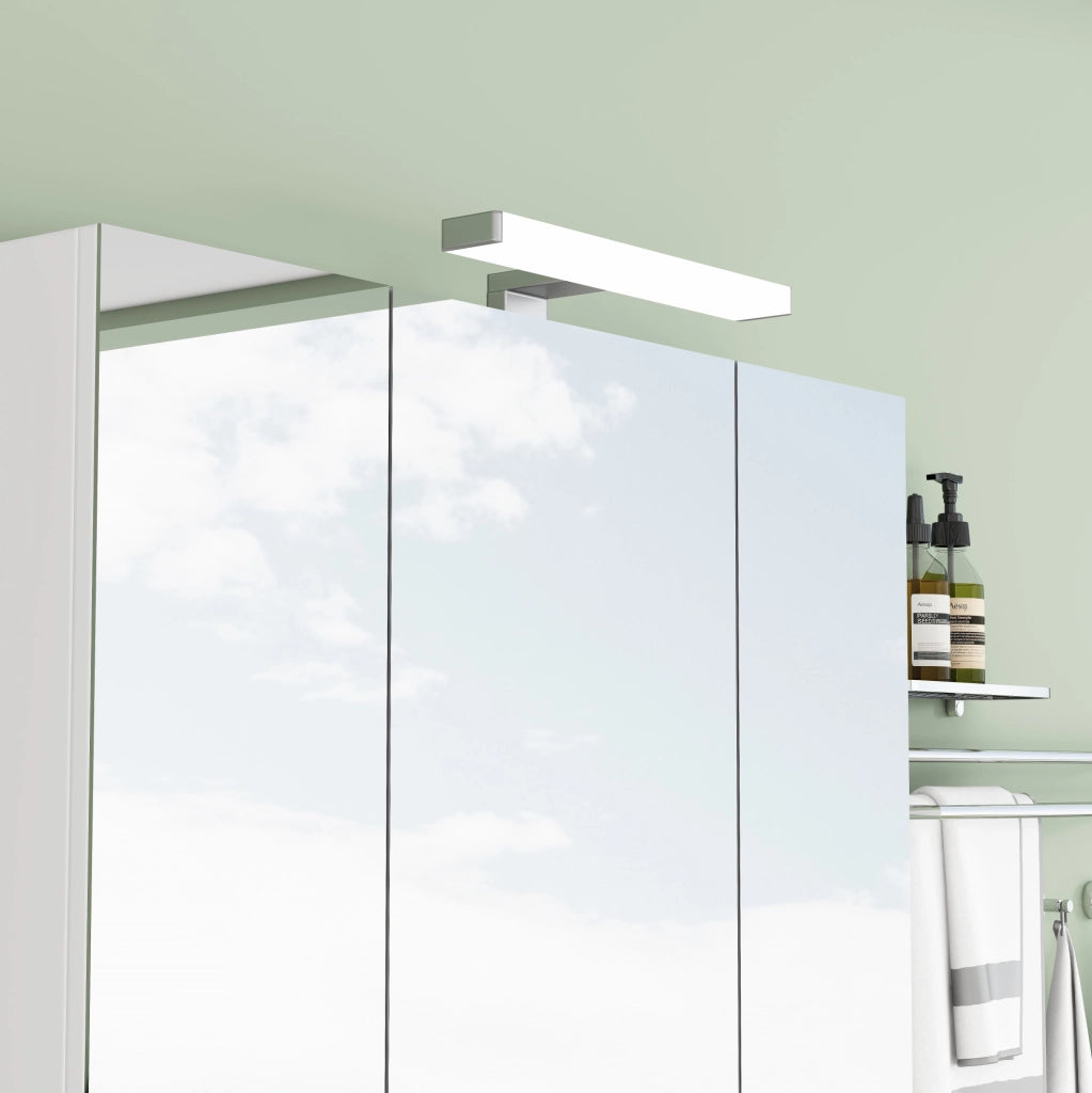 Mobile bagno bianco 80 cm con 3 ante, illuminazione LED, ripiani in vetro regolabili e presa francese integrata