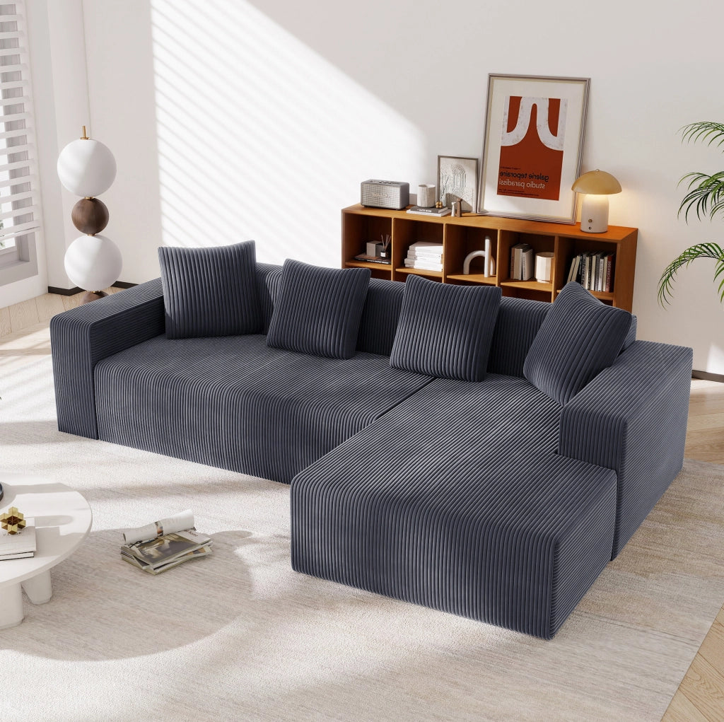 Divano angolare modulare ULEVR 261x146 cm in velluto a coste grigio con chaise longue e 4 cuscini