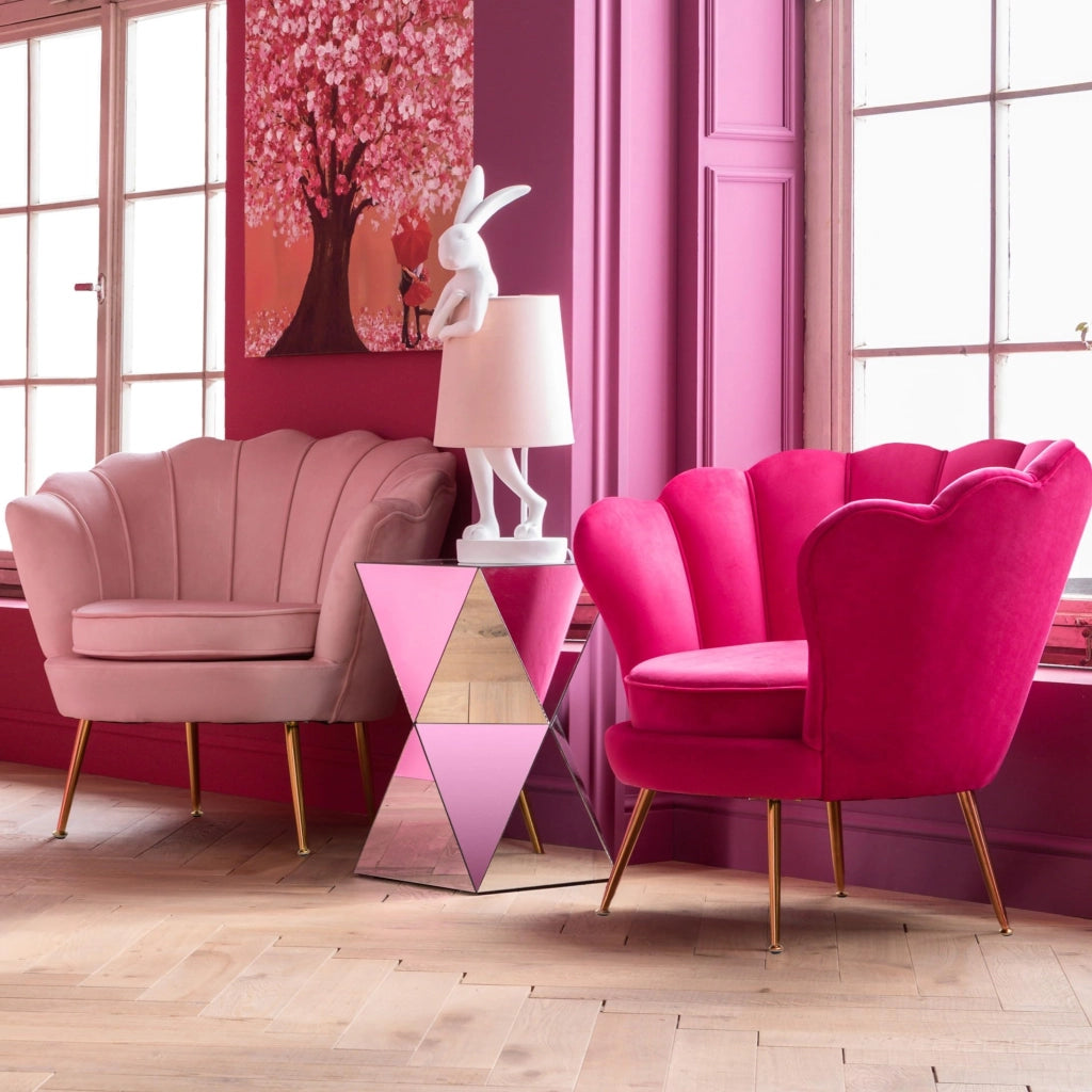 Tavolino a forma triangolare, con piano in vetro specchiato, dimensioni 54x32x32 cm