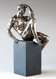 Scultura di un uomo nudo, realizzata in resina con finitura bronzo, altezza 25 cm, di grandi dimensioni