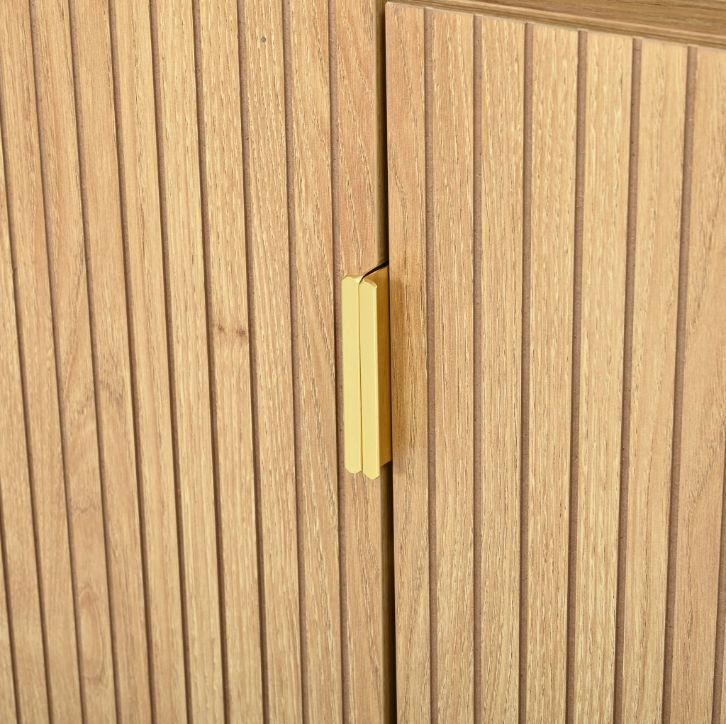 Credenza a 3 ante con frontale a righe verticali, 140 cm, finitura naturale