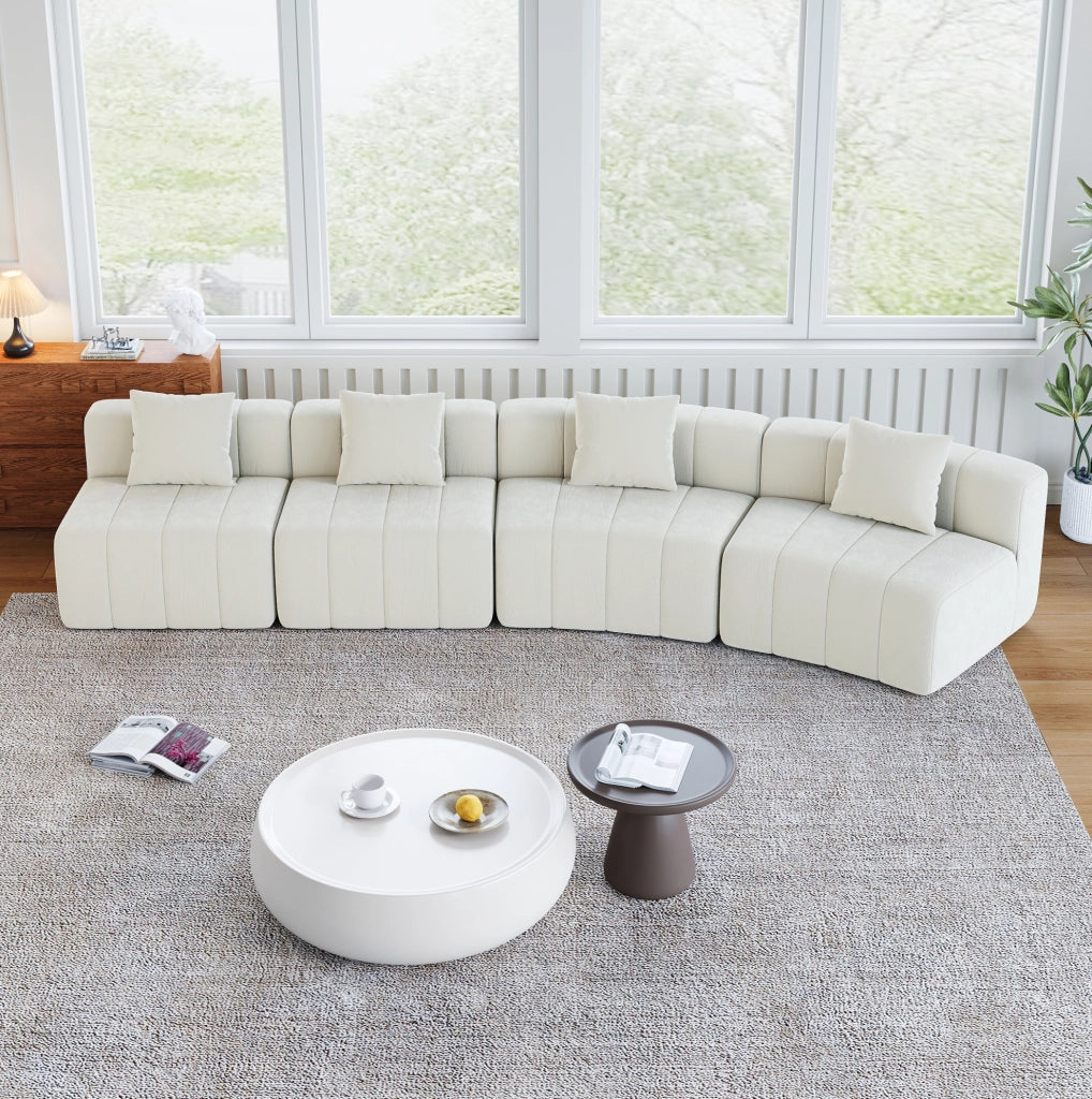 Divano modulare curvo in ciniglia beige con due cuscini