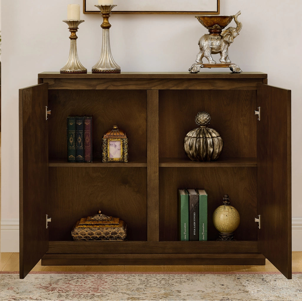 Credenza marrone con ante scanalate a V in legno massello e MDF