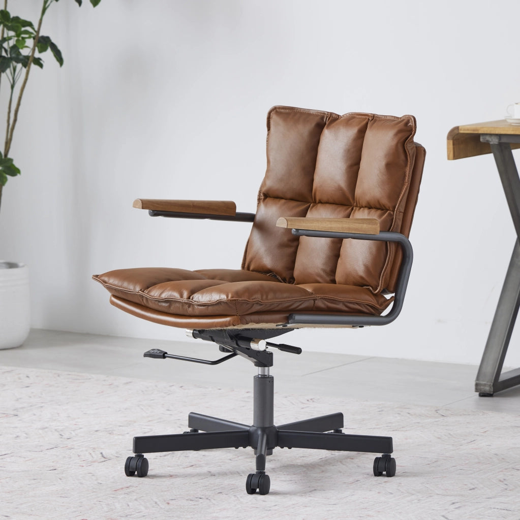 Sedia ufficio ergonomica in cuoio, girevole 360°, con altezza regolabile e braccioli in legno chiaro, per home office e studio