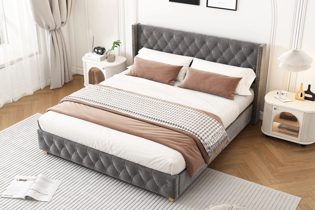 Letto imbottito 160x200 cm con rete a doghe, testiera con bottoni e borchie, gambe in legno, velluto grigio