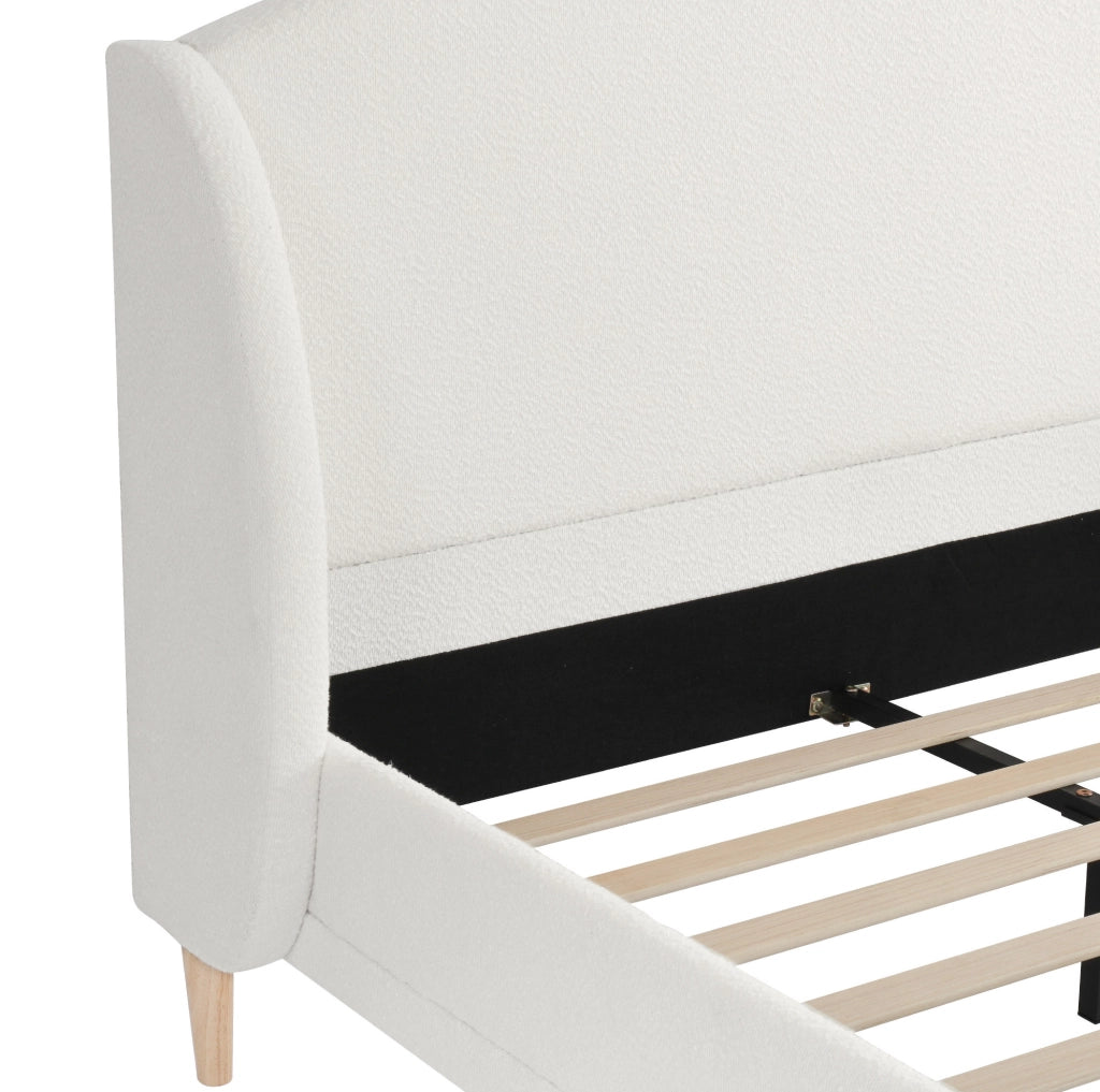 Letto matrimoniale 140×190 cm in tessuto bouclé con testiera a orecchie e sommier a doghe, piedi in legno di hevea, bianco avorio