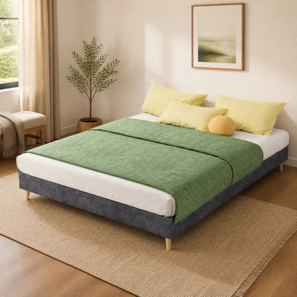Letto matrimoniale 140x200 cm con testiera geometrica in tessuto e metallo; grigio